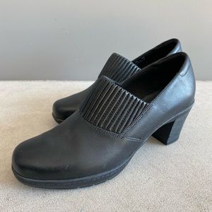 NWOT black Clarks, 8.5 M